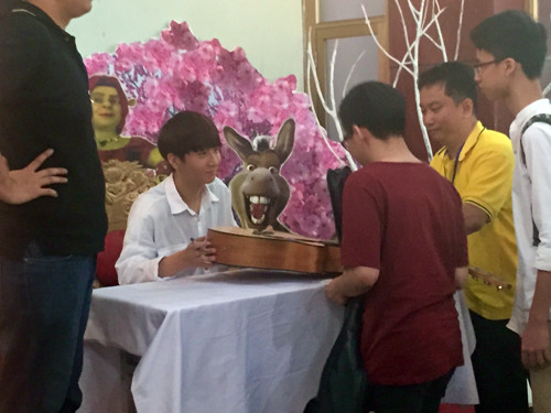 Sungha Jung tỏ ra thân thiện mỗi khi ký tặng người hâm mộ. FullSizeRender-3-5450-1429402852.jpg