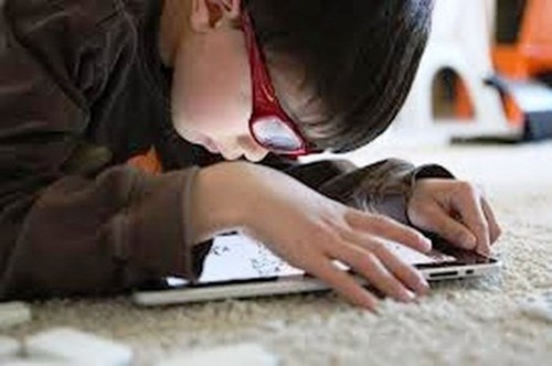 Chuyên gia giải đáp câu hỏi thường gặp khi trẻ bị cận thị