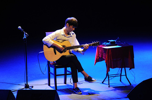 Buổi trình diễn kéo dài một tiếng rưỡi. Khi chàng trai trẻ tuyên bố "Flaming" là tác phẩm cuối cùng, nhiều khán giả liên tục vỗ tay yêu cầu anh biểu diễn tiếp. Nghệ sĩ guitar quyết định trở lại sân khấu một lần nữa với bản nhạc "Isn"t She Lovely" của Stevie Wonder. HUY-5156-6276-1429402852.jpg