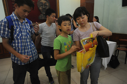 Buổi biểu diễn của Sungha Jung vào tối 18/4 tại Nhà hát Tuổi Trẻ thu hút sự chú ý của nhiều khán giả ở các độ tuổi khác nhau. Họ hầu hết là những người hâm mộ lâu năm của thần tượng guitar Hàn Quốc. Hoàng Minh Trị (19 tuổi, Hà Nội) cho biết, cậu đã nghe nhạc của Sungha Jung được 5 năm. "Điều lôi cuốn em nhất ở cậu ấy chính là tiếng đàn trong trẻo cùng đôi tay điêu luyện" - Trị cho biết. Không chỉ đến thưởng thức tiếng đàn của Sungha Jung, nhiều bậc phụ huynh cùng con em còn chuẩn bị sẵn đàn guitar hoặc mua album ngay tại sự kiện để xin chữ ký từ thần đồng âm nhạc sau buổi diễn. HUY-5068-5286-1429402850.jpg