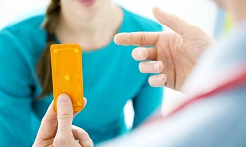 Nhiều bạn gái lo lắng trước thông tin uống thuốc tránh thai gây teo não. Ảnh minh họa.