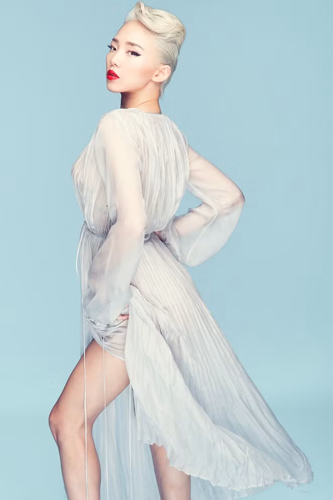 Tóc Tiên gợi cảm và kiêu kỳ