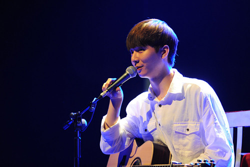 Xen lẫn mỗi tiết mục, Sungha Jung đều có lời giới thiệu ngắn gọn về bản nhạc sắp trình diễn. Anh khiến khán giả bật cười khi gọi cây đàn của mình là "chàng trai". HUY-5115-1426-1429402851.jpg