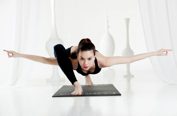 Những “sao” nổi tiếng mê tập Yoga ảnh 14 Tại Việt Nam có ca sỹ Hồ Ngọc Hà là fan của phương pháp luyện tâm và luyện thân này.