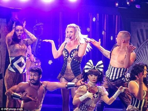 Britney Spears lộ hát nhép vì văng tục trên sân khấu ảnh 1