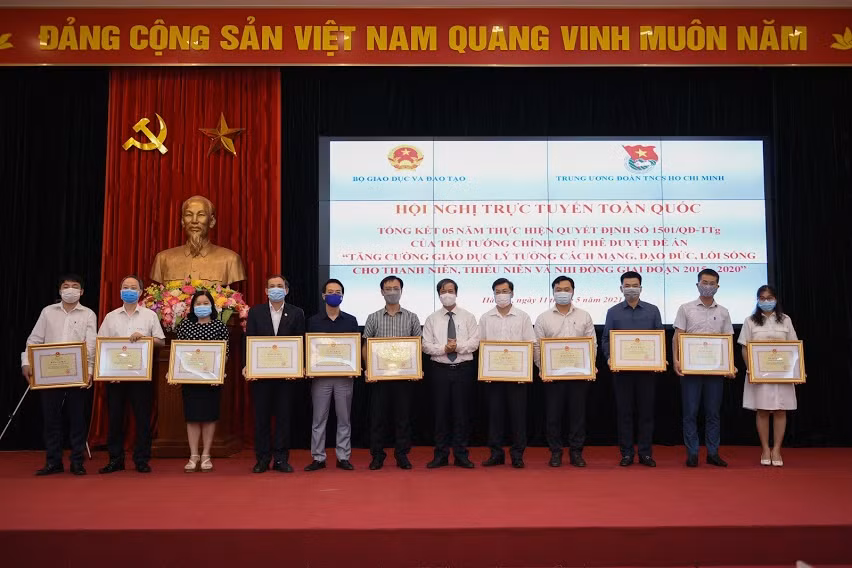 Bộ trưởng Nguyễn Kim Sơn trao Bằng khen của Bộ trưởng Bộ GD&amp;ĐT cho tập thể, cá nhân có thành tích xuất sắc trong thực hiện Đề án 1501.