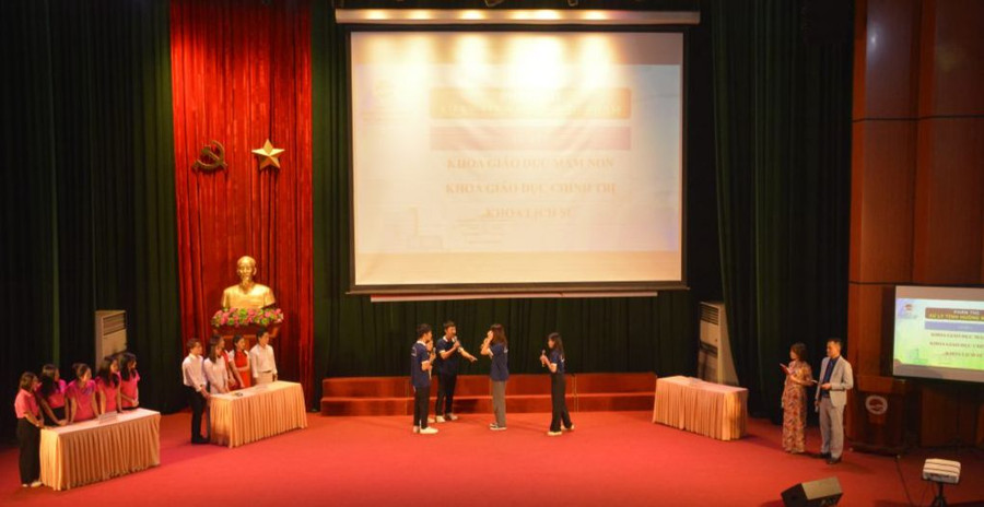 Sinh viên Trường ĐH Sư phạm Hà Nội 2 xử lý tình huống tại Hội thi nghiệp vụ sư phạm. Ảnh: NTCC Sinh viên Trường ĐH Sư phạm Hà Nội 2 xử lý tình huống tại Hội thi nghiệp vụ sư phạm. Ảnh: NTCC