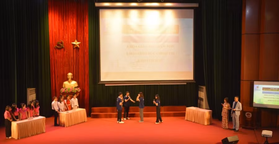 Sinh viên Trường ĐH Sư phạm Hà Nội 2 xử lý tình huống tại Hội thi nghiệp vụ sư phạm. Ảnh: NTCC