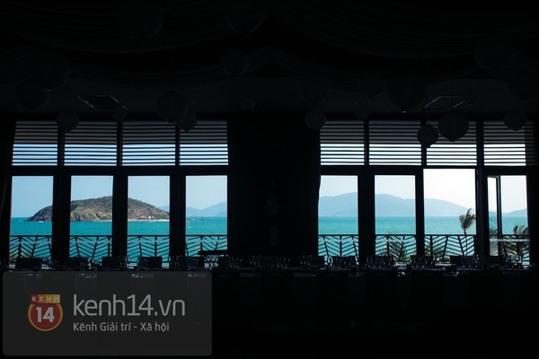 Ngỡ ngàng trước cảnh đám cưới trên biển như cổ tích của NTK Adrian Anh Tuân và bạn trai 3 Ngỡ ngàng trước cảnh đám cưới trên biển như cổ tích của NTK Adrian Anh Tuân và bạn trai 3