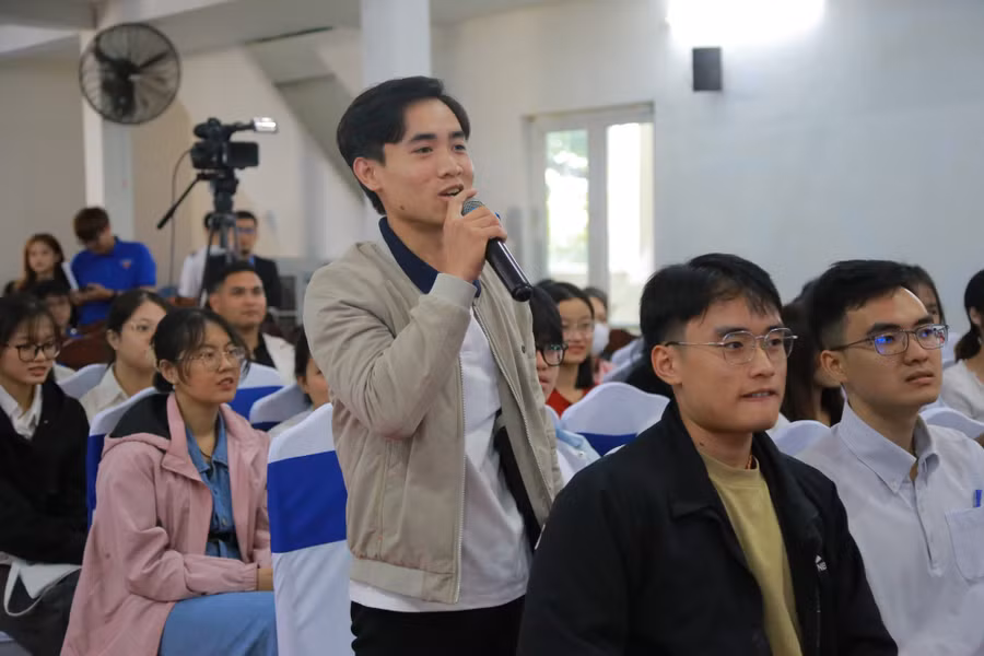 Sinh viên Trường ĐH Kinh tế, ĐH Đà Nẵng đặt câu hỏi giao lưu trong Talkshow "Khởi nghiệp cùng Shark Hùng Anh".