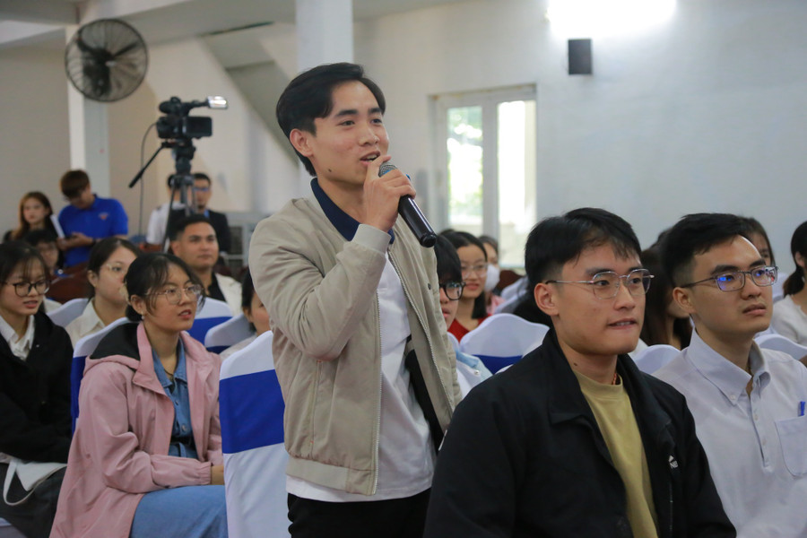 Sinh viên Trường ĐH Kinh tế, ĐH Đà Nẵng đặt câu hỏi giao lưu trong Talkshow &quot;Khởi nghiệp cùng Shark Hùng Anh&quot;.