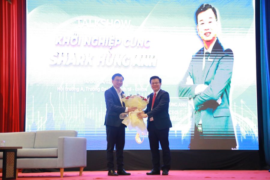 PGS.TS Lê Văn Huy, Hiệu trưởng Trường ĐH Kinh tế, ĐH Đà Nẵng tặng hoa cho ông Lê Hùng Anh tại talkshow về khởi nghiệp. 