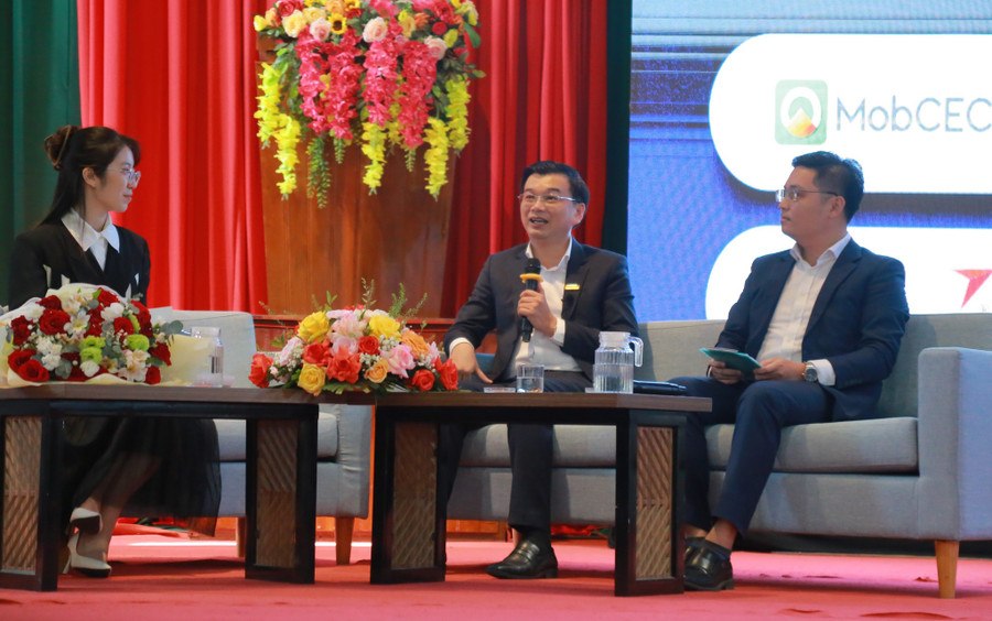 Ông Lê Hùng Anh (giữa) chia sẻ một số kinh nghiệm và kiến thức liên quan đến khởi nghiệp - đổi mới sáng tạo cùng SV Trường ĐH Kinh tế, ĐH Đà Nẵng.