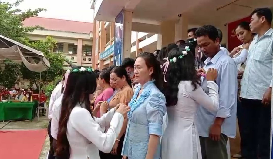 Học sinh, phụ huynh cùng tham gia lễ “Tri ân trưởng thành học sinh lớp 12” Trường THPT Vĩnh Hải, thị xã Vĩnh Châu (Sóc Trăng). Học sinh, phụ huynh cùng tham gia lễ “Tri ân trưởng thành học sinh lớp 12” Trường THPT Vĩnh Hải, thị xã Vĩnh Châu (Sóc Trăng).