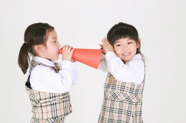 Việc rèn luyện kỹ năng giao tiếp thường xuyên sẽ giúp trẻ tự tin khi trò chuyện. Ảnh minh họa Việc rèn luyện kỹ năng giao tiếp thường xuyên sẽ giúp trẻ tự tin khi trò chuyện. Ảnh minh họa