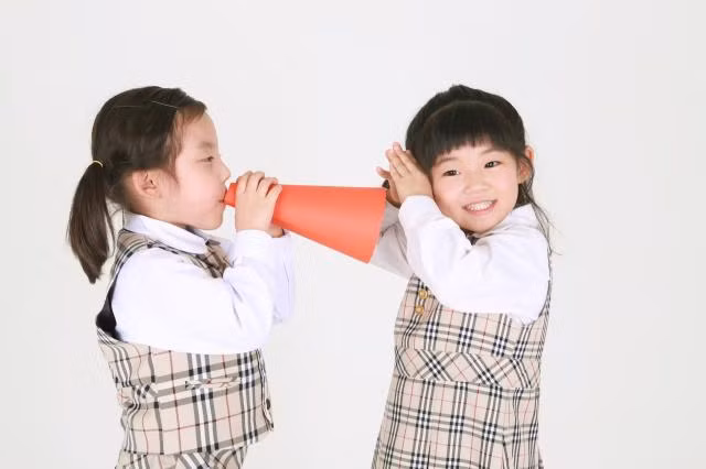 Việc rèn luyện kỹ năng giao tiếp thường xuyên sẽ giúp trẻ tự tin khi trò chuyện. Ảnh minh họa