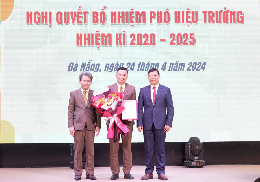 Ngày 24/4, Trường ĐH Sư phạm - ĐH Đà Nẵng công bố Nghị quyết bổ nhiệm Phó Hiệu trưởng. PGS.TS. Nguyễn Văn Hiếu, Trưởng khoa Vật lý giữ chức vụ Phó Hiệu trưởng Nhà trường, nhiệm kỳ 2020-2025. Ngày 24/4, Trường ĐH Sư phạm - ĐH Đà Nẵng công bố Nghị quyết bổ nhiệm Phó Hiệu trưởng. PGS.TS. Nguyễn Văn Hiếu, Trưởng khoa Vật lý giữ chức vụ Phó Hiệu trưởng Nhà trường, nhiệm kỳ 2020-2025.