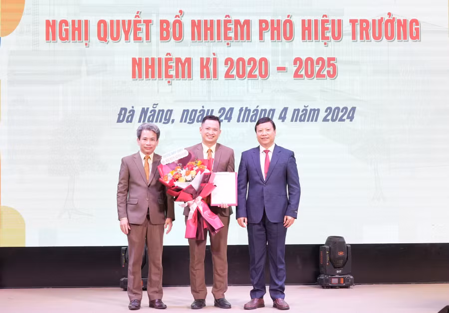 Ngày 24/4, Trường ĐH Sư phạm - ĐH Đà Nẵng công bố Nghị quyết bổ nhiệm Phó Hiệu trưởng. PGS.TS. Nguyễn Văn Hiếu, Trưởng khoa Vật lý giữ chức vụ Phó Hiệu trưởng Nhà trường, nhiệm kỳ 2020-2025.