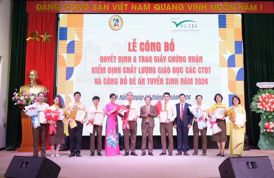 Đại diện Trung tâm Kiểm định chất lượng giáo dục - ĐHQG Hà Nội trao giấy chứng nhận KĐCL cho 9 CTĐT