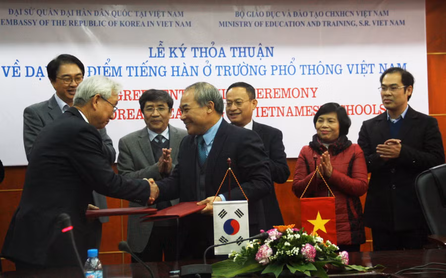 Thứ trưởng Nguyễn Vinh Hiển và ngài Jun Dae Joo - Đại sứ Hàn Quốc tại Việt Nam - ký văn bản thỏa thuận.