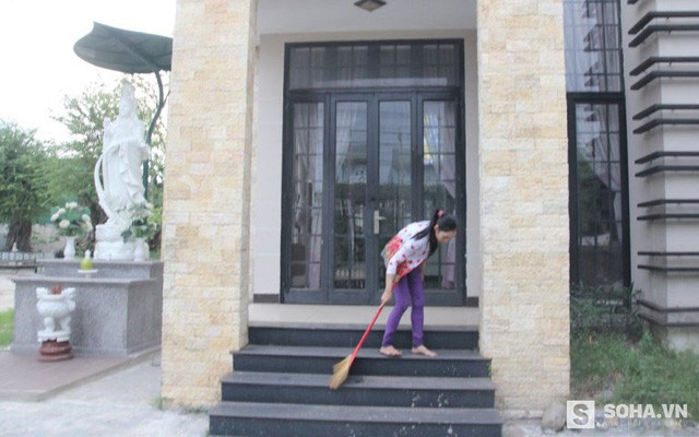 Bé gái sống sót trong vụ thảm sát ở Bình Phước giờ ra sao? ảnh 1 Người quét dọn trong căn biệt thự và tượng bồ tát mới được dựng