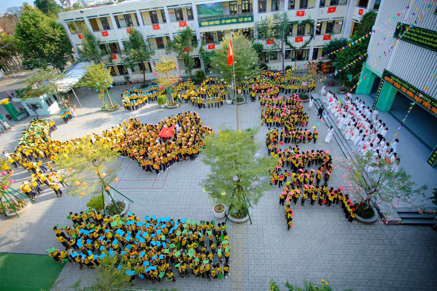 Sân trường Trường Tiểu học Lê Đình Chinh rực rỡ sắc màu với hoạt động xếp hình bản đồ Việt Nam chào mừng kỷ niệm 94 năm Ngày thành lập Đảng cộng sản Việt Nam.