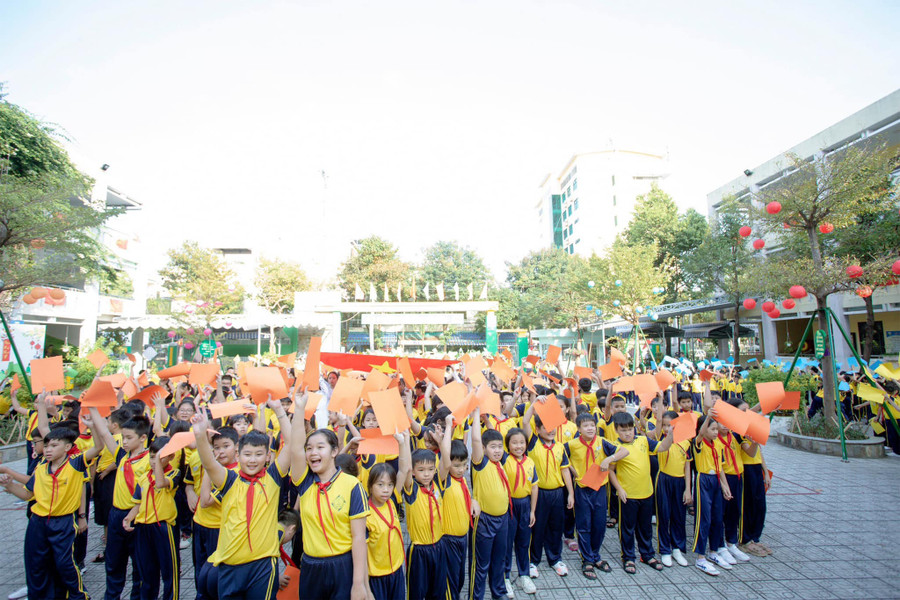 Học sinh Trường Tiểu học Lê Đình Chinh hào hứng tham gia hoạt động xếp hình với chủ đề Tự hào một dải non sông. Học sinh Trường Tiểu học Lê Đình Chinh hào hứng tham gia hoạt động xếp hình với chủ đề Tự hào một dải non sông.