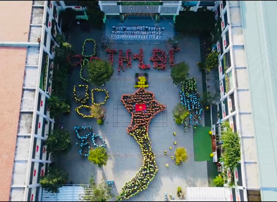 Tập thể thầy trò trường Tiểu học Lê Đình Chinh (quận Hải Châu, TP Đà Nẵng) ứng dụng mô hình giáo dục STEM để xếp hình bản đồ Việt Nam. Tập thể thầy trò trường Tiểu học Lê Đình Chinh (quận Hải Châu, TP Đà Nẵng) ứng dụng mô hình giáo dục STEM để xếp hình bản đồ Việt Nam.