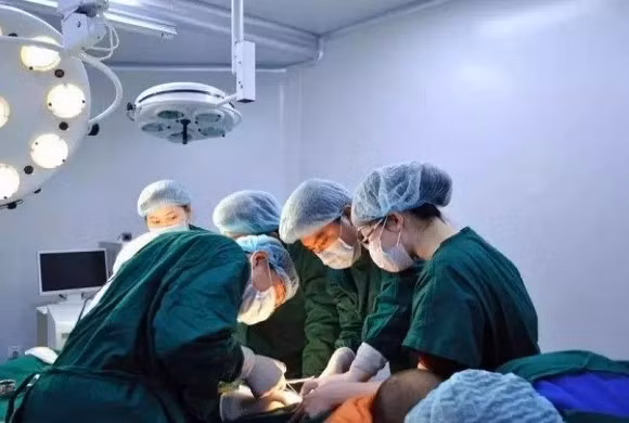 Bác sĩ nam đỡ đẻ hay bác sĩ nữ đỡ đẻ tốt hơn? Bạn sẽ bất ngờ về câu trả lời!