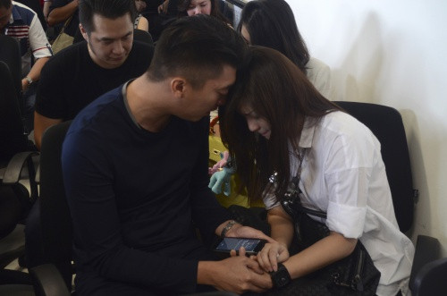 Công tác tìm kiếm và cứu nạn đang được thực hiện dưới sự hướng dẫn và giám sát của Trung tâm Hàng không Indonesia (CAA). Hãng đã thành lập Trung tâm Cứu nạn khẩn cấp dành cho các gia đình, thân nhân của những hành khách có mặt trên chuyến bay QZ8501.