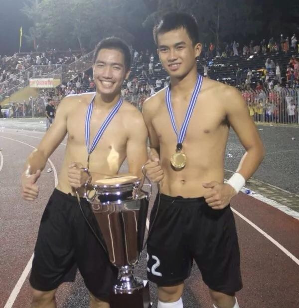 Phạm Văn Tiến (phải) bên cạnh Lê Văn Trường ăn mừng khi U19 HAGL đăng quang giải U21 quốc tế, giải đấu mà anh đã chơi rất xuất sắc. Phạm Văn Tiến (trái) bên cạnh Lê Văn Trường ăn mừng khi U19 HAGL đăng quang giải U21 quốc tế. Ảnh: FBNV.