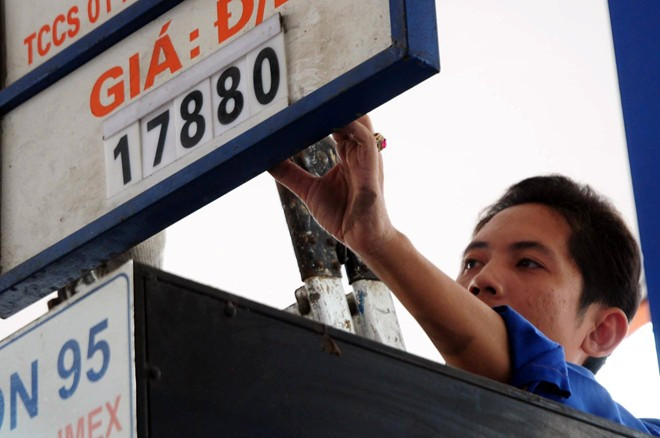 Xăng là mặt hàng có cú lội ngược dòng ngoạn mục trong năm 2014. Ảnh: Nguyễn Quang.