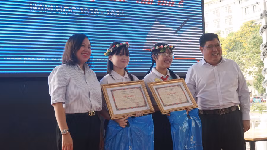 Hai thí sinh đat giải nhất của hội thi "Văn hay chữ tốt" lần thứ 21 năm học 2020-2021