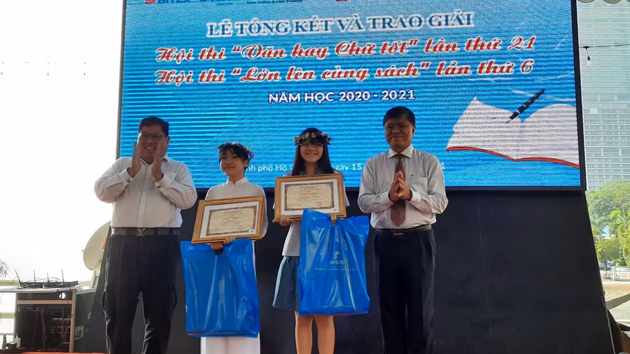 Hai học sinh giành giải Nhất hội thi Lớn lên cùng sách lần thứ 6 năm học 2020-2021