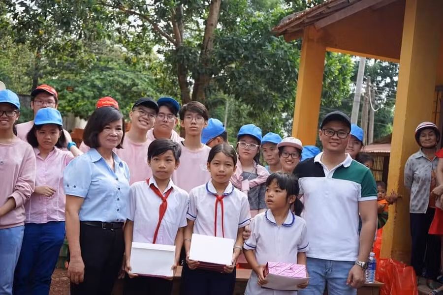 Thầy Đỗ Đức Anh (bìa phải) và các em học sinh lớp 10A9 trong chuyến đi thiện nguyện mới đây tại Bình Phước