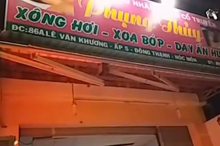 Nhân viên khỏa thân kích dục cho khách trong phòng VIP