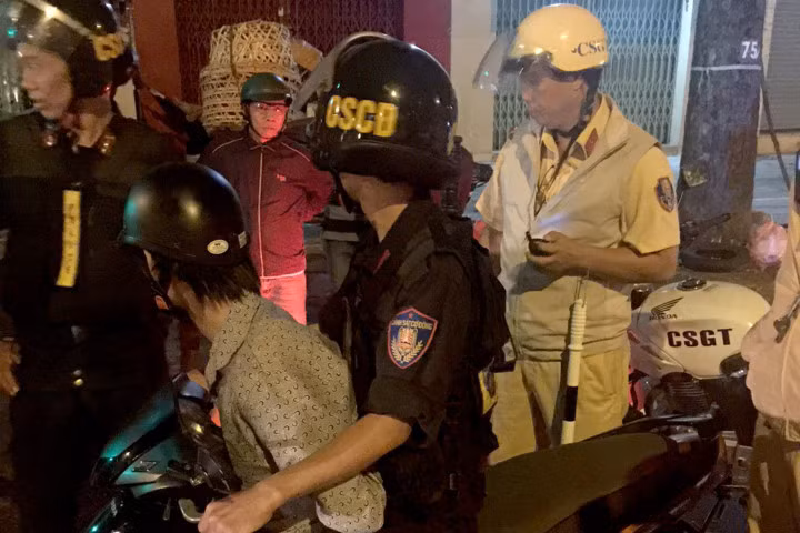 Cảnh sát khống chế 2 nghi phạm đánh cô gái để cướp xe tay ga