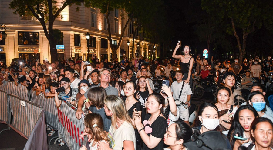 Khán giả vây kín trước khách sạn được cho là nơi nhóm Blackpink lưu trú ở quận Hoàn Kiếm (Hà Nội). Ảnh theo dantri.vn Khán giả vây kín trước khách sạn được cho là nơi nhóm Blackpink lưu trú ở quận Hoàn Kiếm (Hà Nội). Ảnh theo dantri.vn