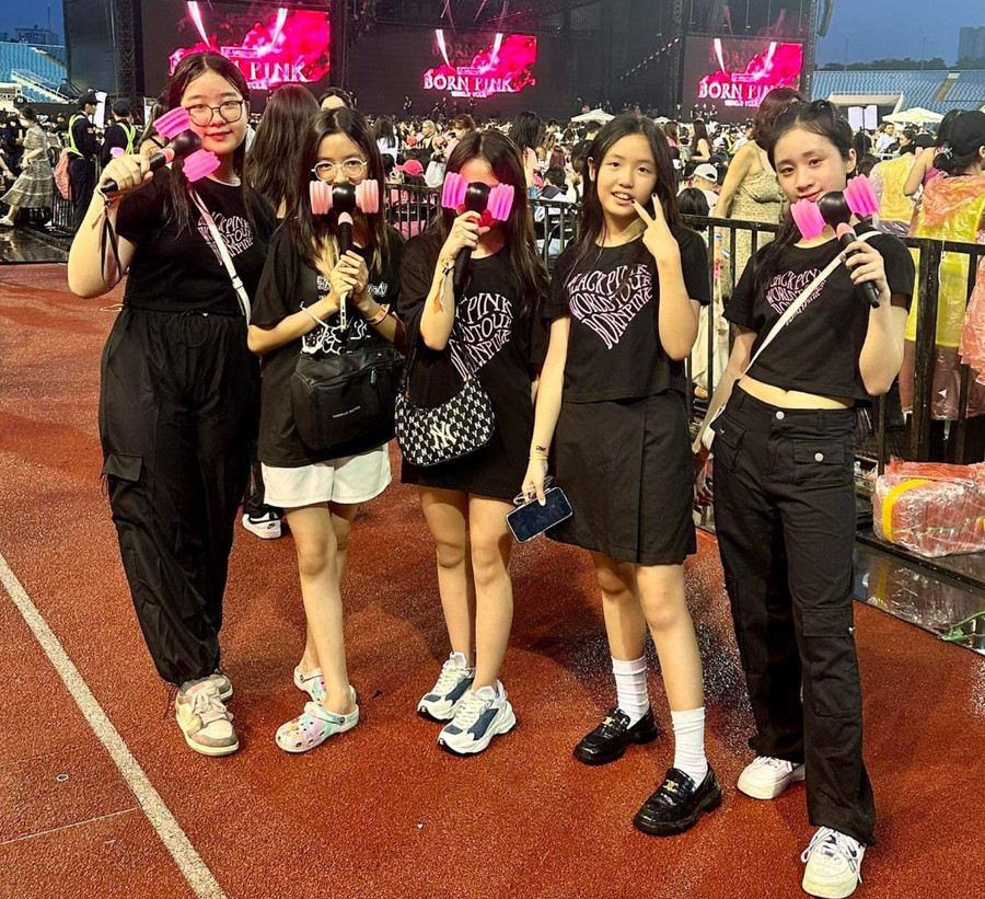 Các bạn trẻ yêu mến và hâm mộ các cô gái Blackpink trong trang phục đặc trưng tại sân Mỹ Đình. Ảnh theo báo Chính phủ Các bạn trẻ yêu mến và hâm mộ các cô gái Blackpink trong trang phục đặc trưng tại sân Mỹ Đình. Ảnh theo báo Chính phủ