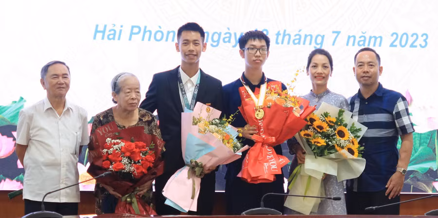 Thịnh và Hưng (ở giữa) cùng gia đình trong Lễ biểu dương khen thưởng của thành phố Hải Phòng.