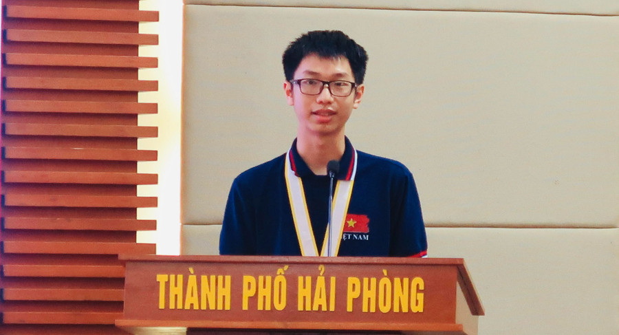 Nguyễn An Thịnh phát biểu trong Lễ biểu dương của thành phố.