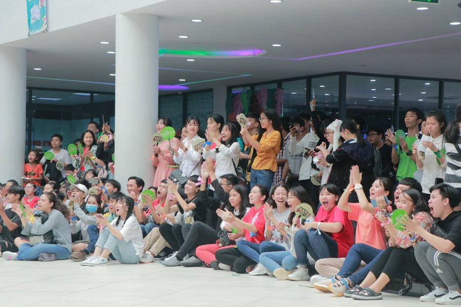 Các em học sinh hào hứng tham gia các hoạt động của ngày hội