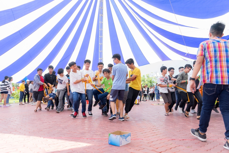 Trò chơi đồng đội này các em tham gia sẽ phải thể hiện tinh thần đoàn kết, cùng nhau vượt qua những thử thách