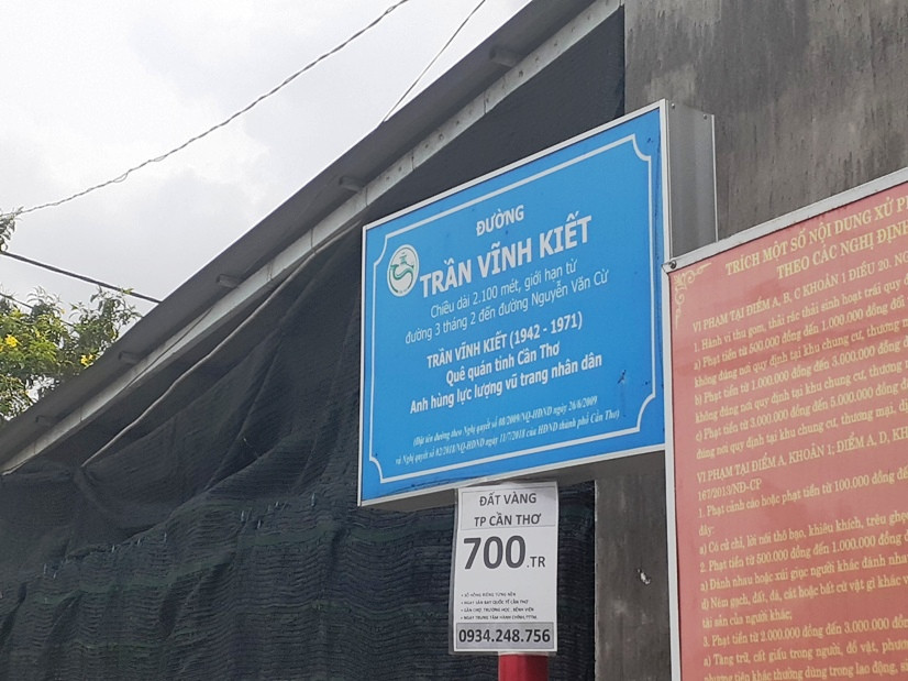 Lắp bảng thông tin tên đường giúp người dân biết tiểu sử của các danh nhân được đặt tên đường hằng ngày mình đi qua. Lắp bảng thông tin tên đường giúp người dân biết tiểu sử của các danh nhân được đặt tên đường hằng ngày mình đi qua.