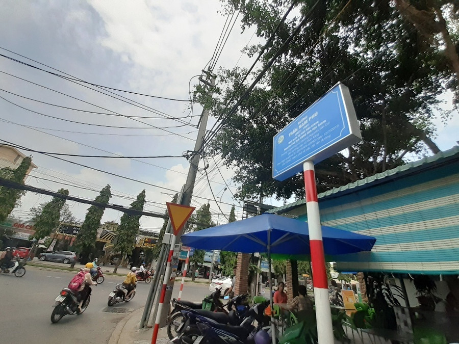 Biển thông tin tên đường được đặt ở vị trí dễ nhìn. Biển thông tin tên đường được đặt ở vị trí dễ nhìn.