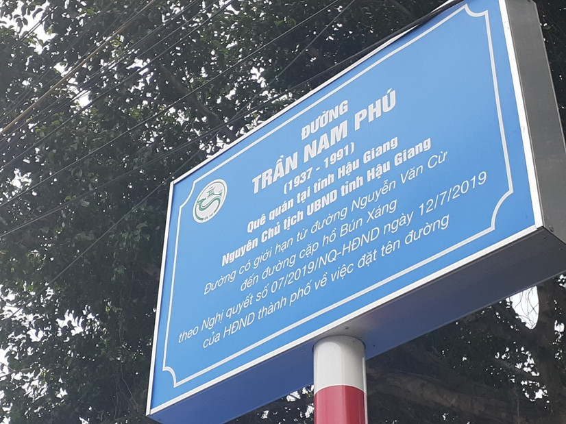 Người dân Cần Thơ ủng hộ lắp biển tên đường có kèm tiểu sử danh nhân. Người dân Cần Thơ ủng hộ lắp biển tên đường có kèm tiểu sử danh nhân.