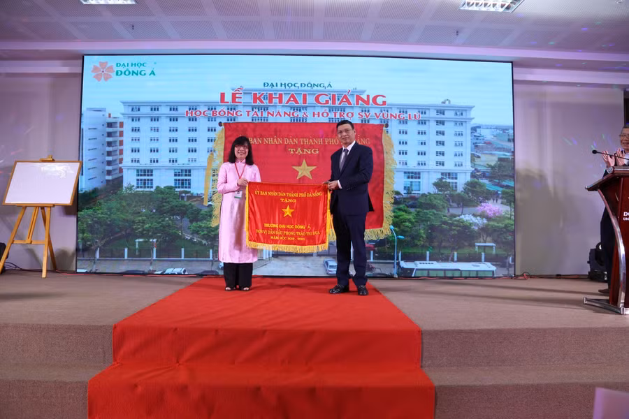 Ông Hồ Kỳ Minh trao Cờ thi đua của UBND TP Đà Nẵng cho trường ĐH Đông Á.