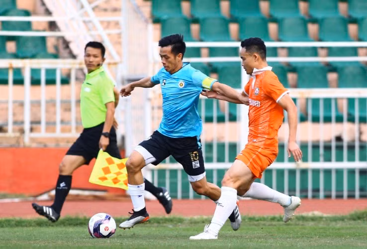 Trận Bình Định (bên phải) hòa 3-3 trước Hà Nội FC tại Giải tứ hùng cúp truyền hình TPHCM 2021.