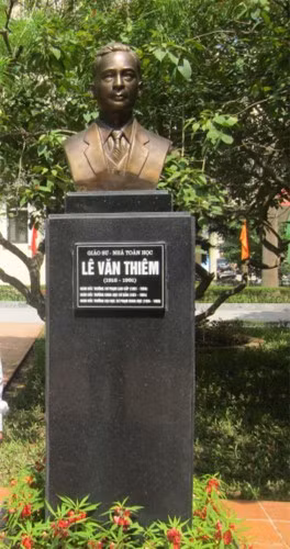 Tượng đồng GS TSKH Lê Văn Thiêm (1918 - 1981) do nhà điêu khắc Hà Trí Dũng tạc dựng trước Nhà Hiệu bộ Trường Đại học Sư phạm Hà Nội ngày 5/10/2011. Ảnh: Phanxipăng