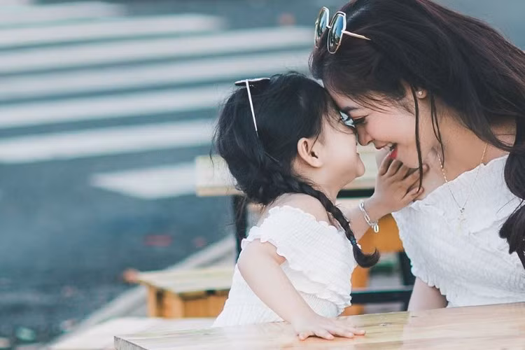 Trẻ cần tình thương của cả cha và mẹ. Ảnh minh họa